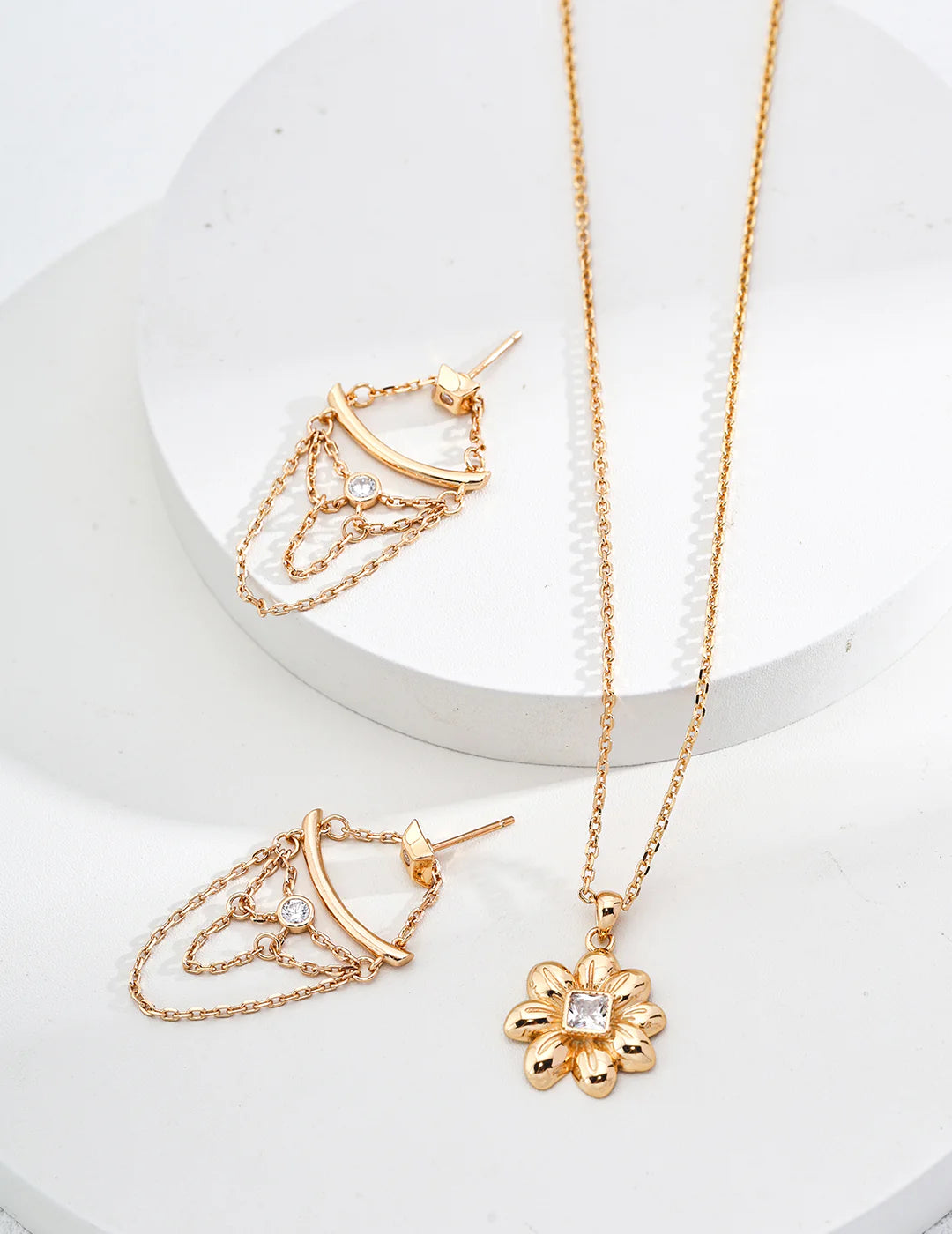Elegant Flower-Shaped Zircon Necklace in Gold Vermeil