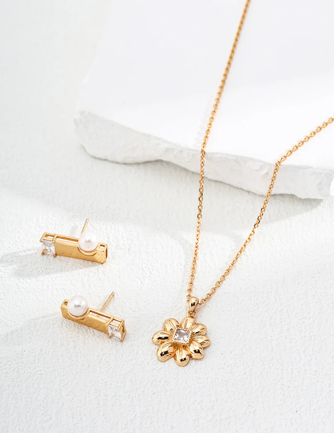 Elegant Flower-Shaped Zircon Necklace in Gold Vermeil