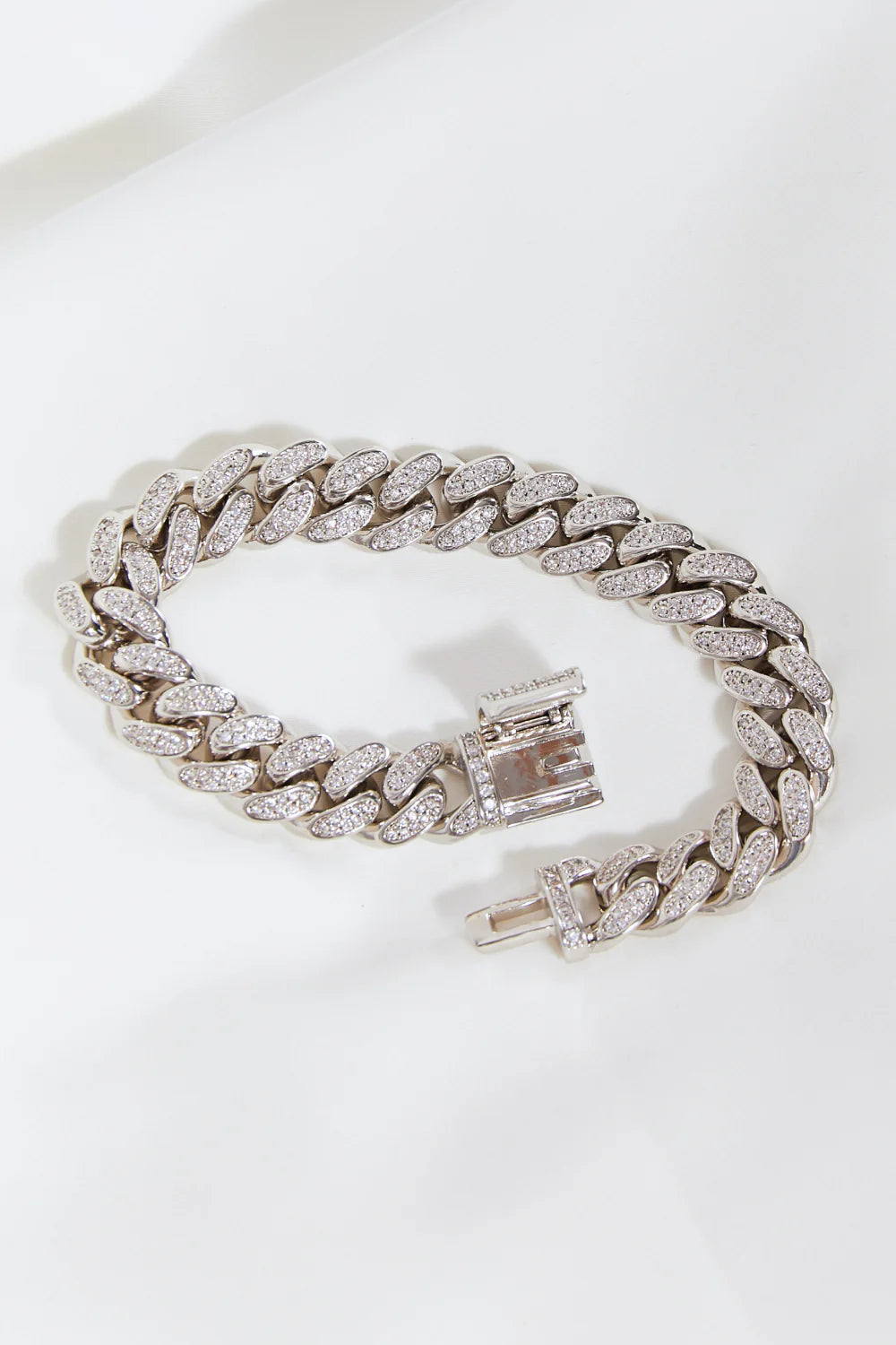 Sleek Curb Chain Bracelet - A Timeless Addition to Your Jewelry Collection