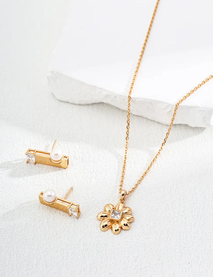 Elegant Flower-Shaped Zircon Necklace in Gold Vermeil